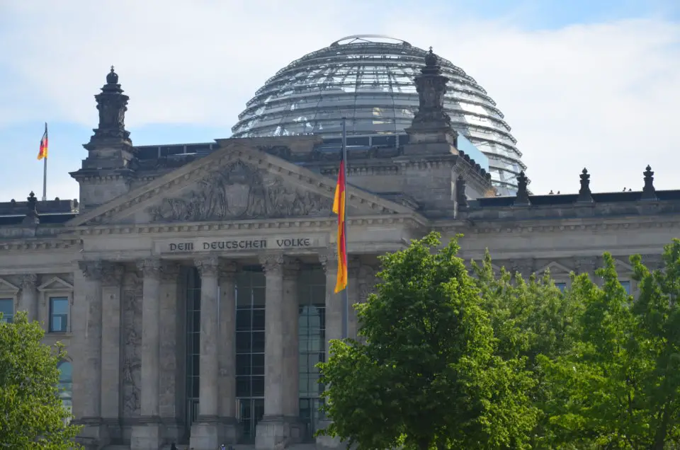 Bei der Berlin Sehenswürdigkeiten Route solltest du auch den Reichstag ansteuern.