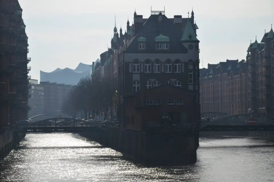 Dein Hamburg Rundgang sollte dich auch an der Poggenmühlenbrücke und dem Märchenschlösschen vorbeiführen.