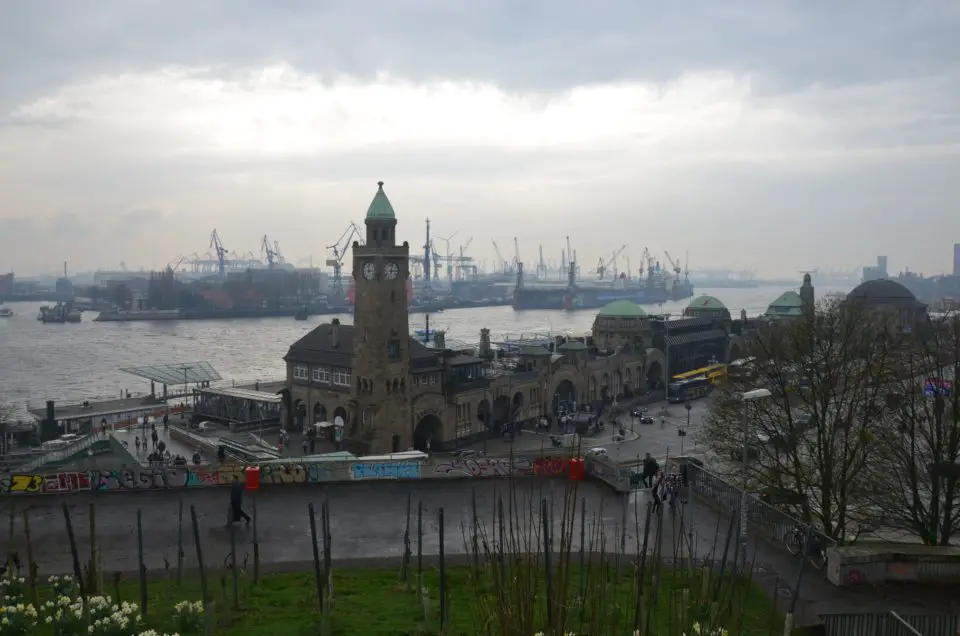 Zu den Hamburg Tipps gehört sicher auch der Ausblick vom Stintfang über die Landungsbrücken und den Hafen.