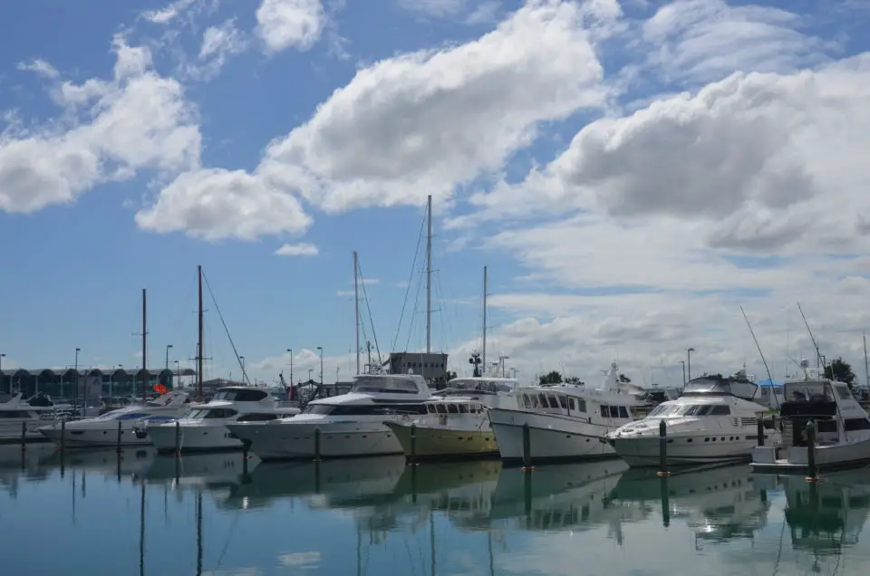 Zu den Auckland Tipps zählt auch ein Spaziergang entlang der Yachten am Viaduct Harbour.