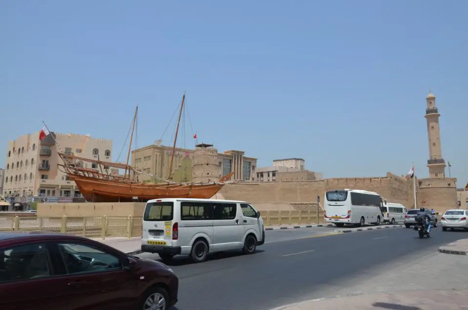 Dubai Tipps zu den Dubai Sehenswürdigkeiten wären unvollständig ohne einen Hinweis auf das Dubai Museum im ältesten Gebäude der Stadt: dem Al-Fahidi-Fort.