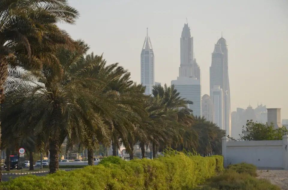 Bei meinen Dubai Stopover Tipps nenne ich dir verschiedene Optionen, um zu Sehenswürdigkeiten wie der Dubai Marina zu gelangen.