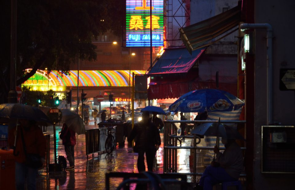 In meinen Hongkong Geheimtipps erfährst du auch, dass sich die Nathan Road nachts zum Fotografieren der Neonreklamen anbietet.