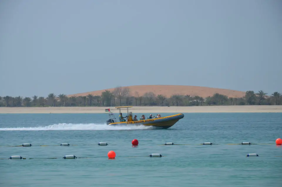 Bei deinem Dubai Stopover könntest du die Stadt auch vom Wasser aus erkunden wie hier mit einem Speedboot.