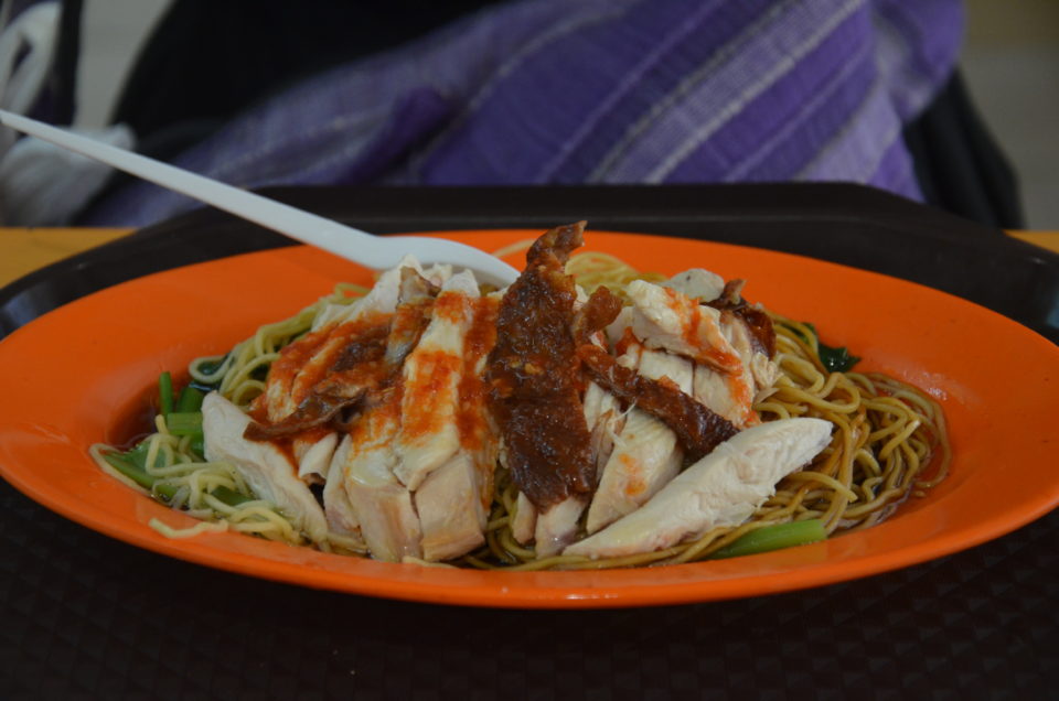 Bei meinen Singapur Geheimtipps erfährst du mehr zu Köstlichkeiten wie Hainanese Chicken Noodles.