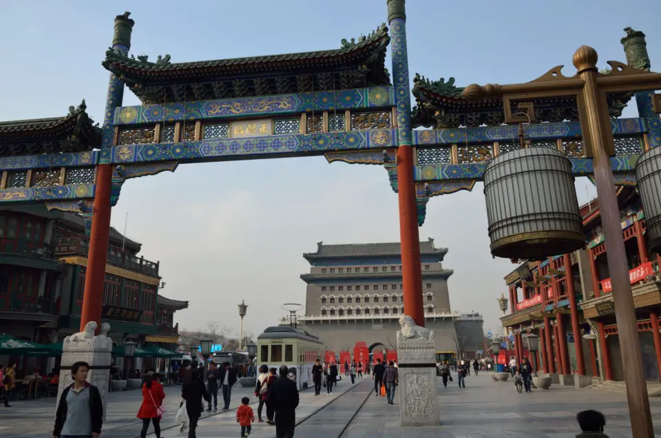Zu den zentral gelegenen Peking Sehenswürdigkeiten zählt auch die Qianmen Street.