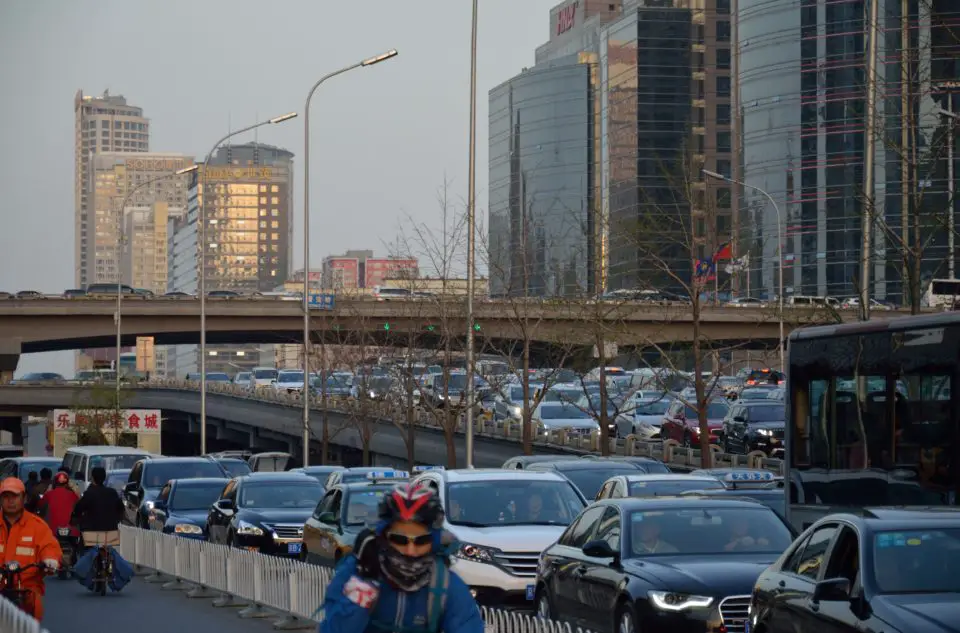 Zu Peking Reisetipps gehört der Hinweis, dass das Autofahren durch die Staus nicht immer die beste Idee ist.