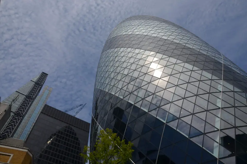 London Hotel Tipps: Wo du rund um The Gherkin günstig in London übernachten kannst erfährst du hier.