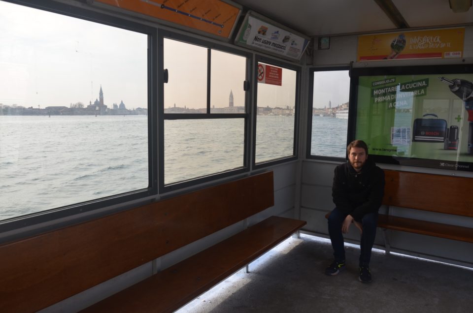 Venedig Reisetipps: Wenn du mit einem Vaporetto fahren möchtest, wirst du es dir auch in so einer Wasserbushaltestelle bequem machen können.
