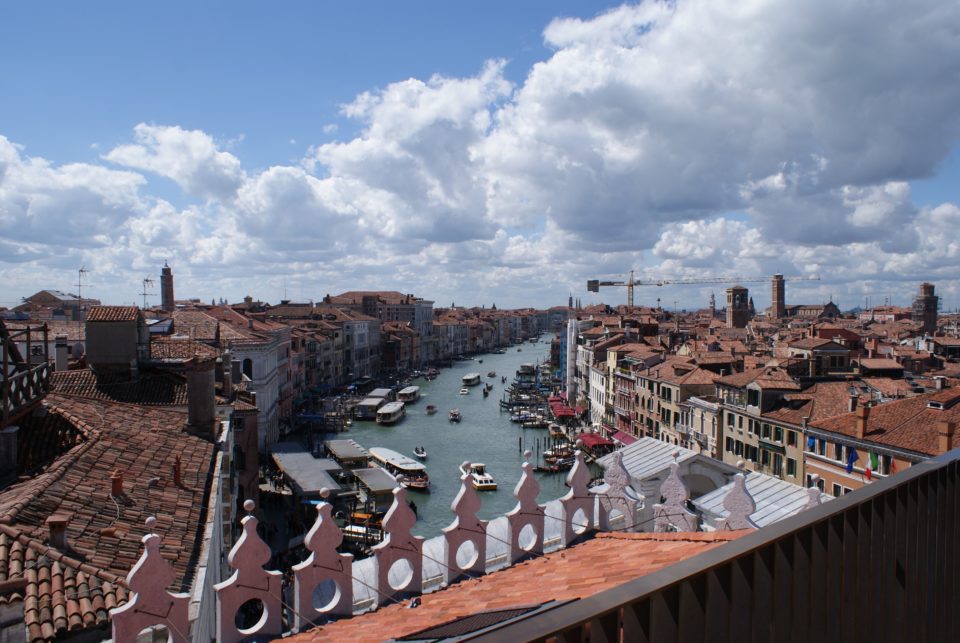 Zu den besten Venedig Tipps zählt auch die Aussicht von der Terrasse des Fondaco dei Tedeschi.