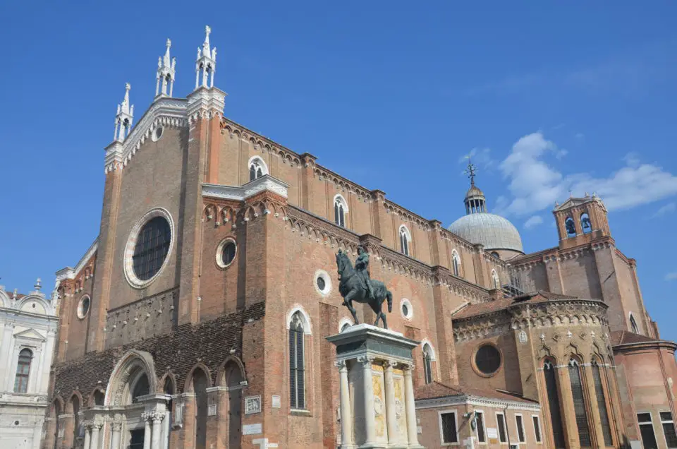 In deine Venedig Sehenswürdigkeiten Route solltest du auch die Basilica dei Santi Giovanni e Paolo einbauen.