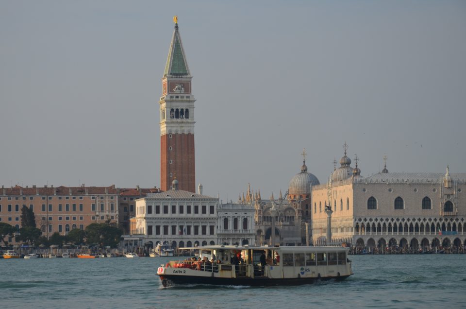 Meine Venedig Reisetipps sollen dir dabei helfen, dich problemlos mit einem Vaporetto wie diesem durch Venedig zu navigieren.