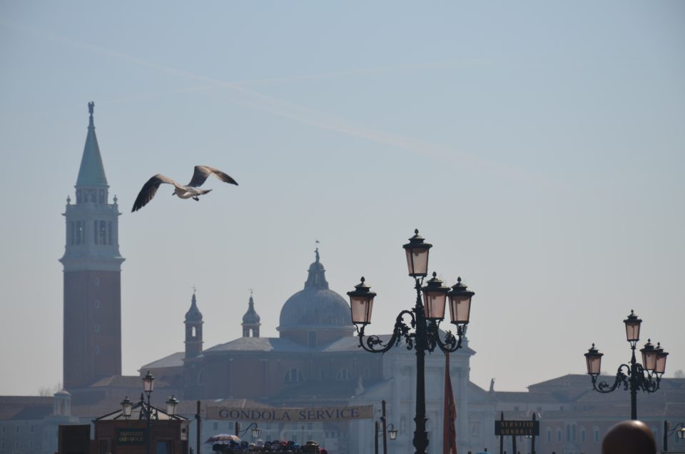In meinen Venedig Reisetipps beschreibe ich, auf welche Arten man zum Markusplatz bzw. nach Venedig gelangen kann.