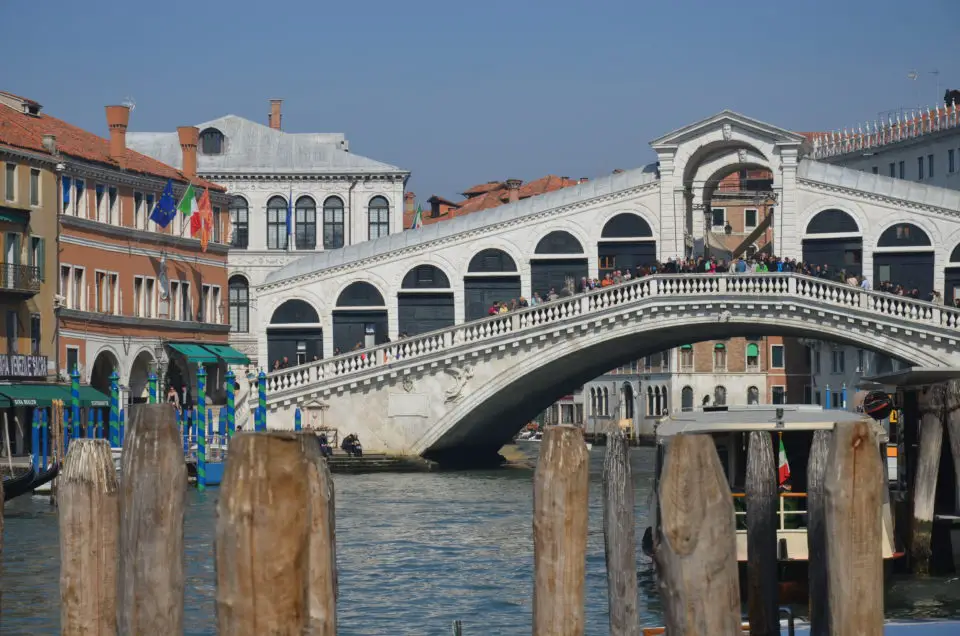 Zu den Venedig Sehenswürdigkeiten zählt auch die berühmte Rialtobrücke.