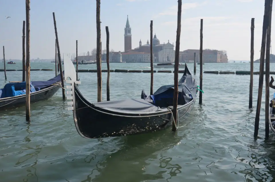 Bei meinen Venedig Reisetipps erkläre ich dir u. a., wie du mit Gondeln & Co. von A nach B gelangen kannst.