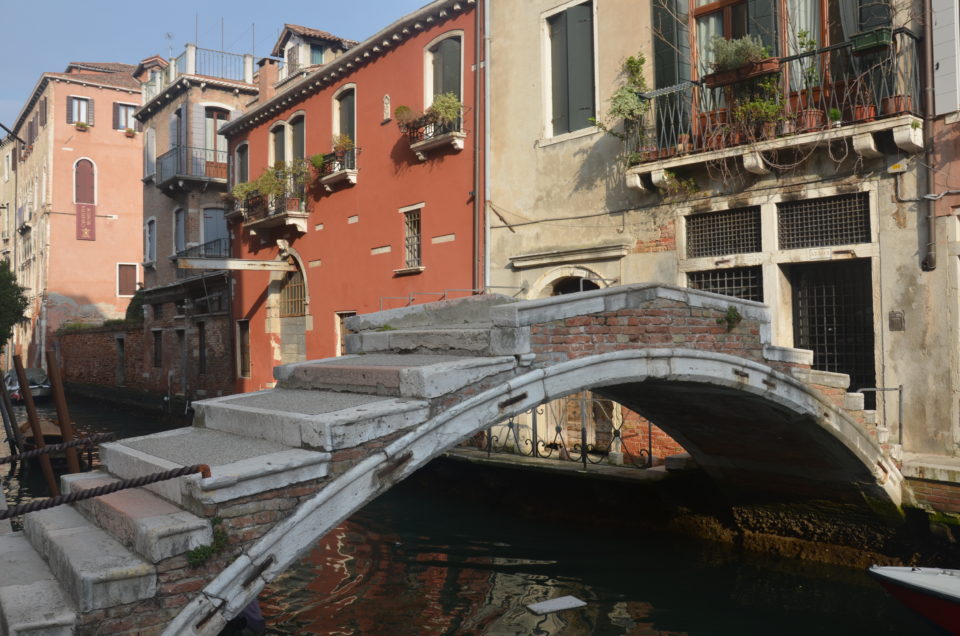 Unter den Venedig Geheimtipps hat sich auch die Geländer-lose Ponte Chiodo einen Platz verdient.