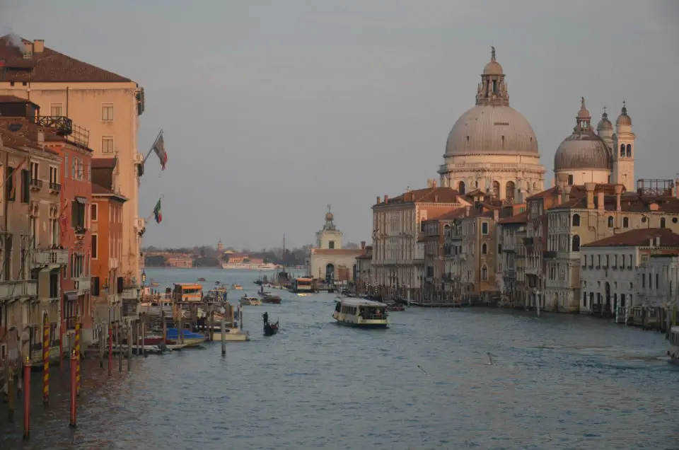 In der Venedig Sehenswürdigkeiten Route gehört auch die Ponte dell'Accademia wegen der tollen Aussicht über den Canal Grande.