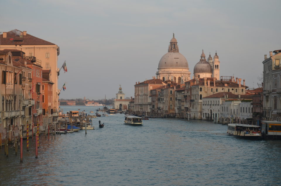 Venedig Tipps: Bei der Venedig Sehenswürdigkeiten Route solltest du auch den Ausblick von der Ponte dell'Accademia nicht verpassen, wenn du die Stadt auf eigene Faust erkundest.