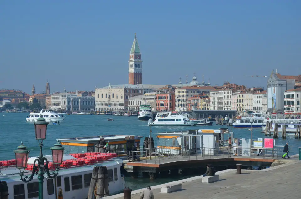 Venedig Reisetipps: Es kann nicht schaden, einen Überblick über die gelb markierten Vaporetto-Anleger zu haben.