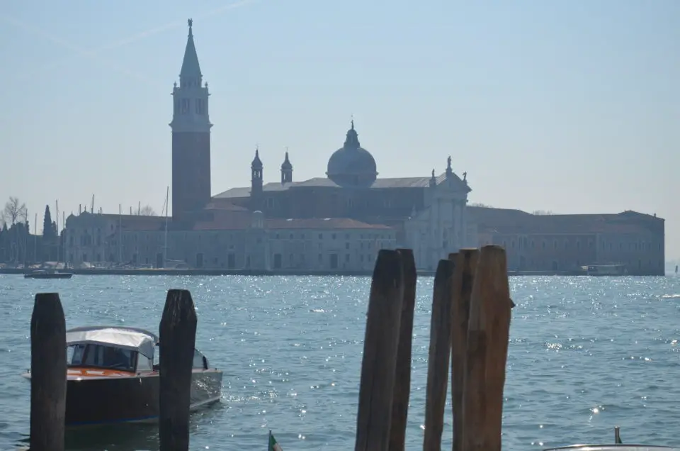 Bei diesen Venedig Reisetipps gehe ich auch auf die Wassertaxis ein, von denen du links ein typisches Exemplar sehen kannst.