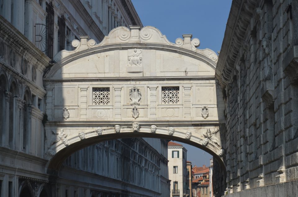 Unter den Venedig Sehenswürdigkeiten zählt die Seufzerbrücke zu den bekanntesten.