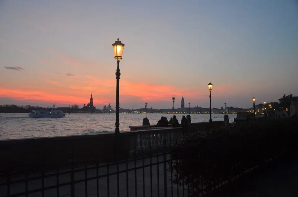 Zu den Venedig Insider Tipps gehört der Sonnenuntergang von den Giardini della Biennale.