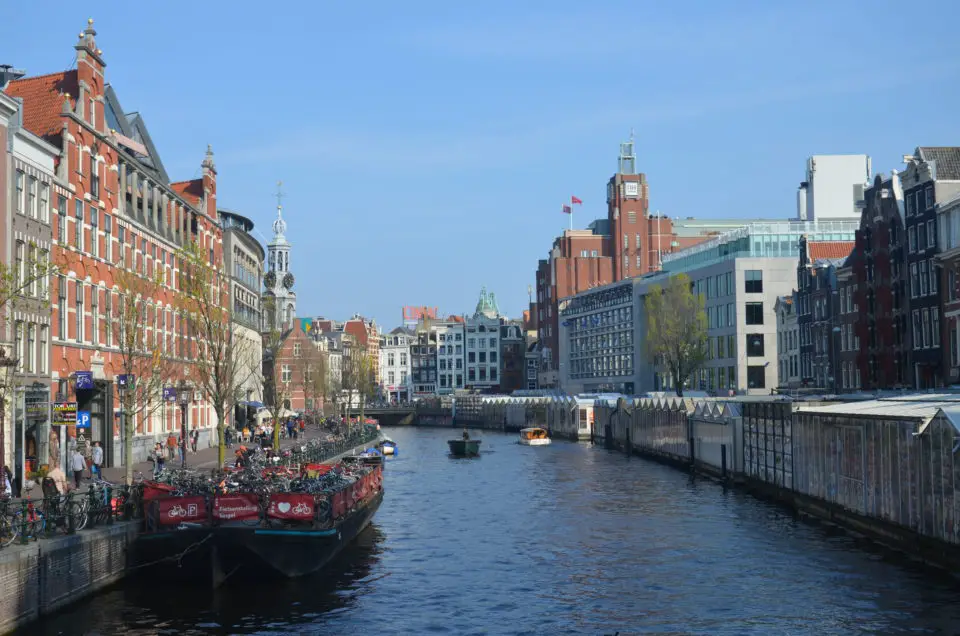 Wenn du die Amsterdam Sehenswürdigkeiten an einem Tag ansteuerst, dann könntest du auch den Blumenmarkt besuchen.