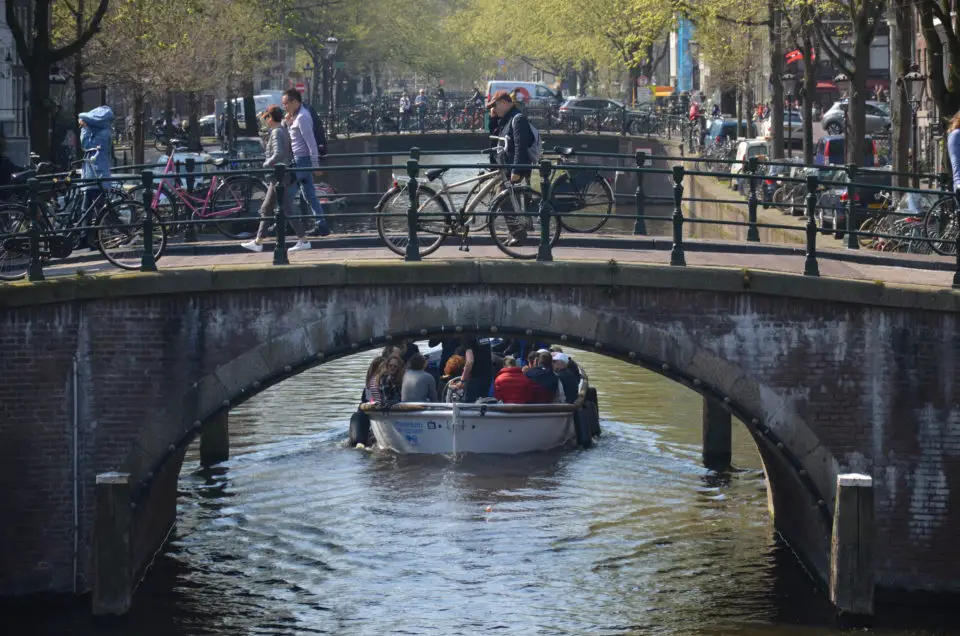 In meinen Reisetipps für Amsterdam nenne ich dir auch die besten Möglichkeiten zur Fortbewegung zwischen den Grachten und Brücken.
