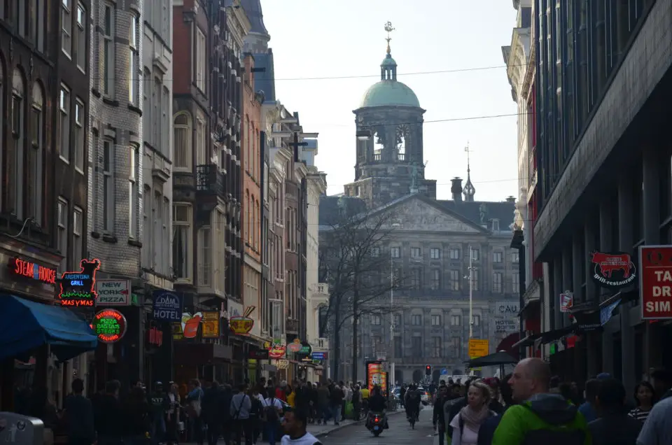 In Amsterdam Reisetipps darf auch eine Aufstellung der bekanntesten Sehenswürdigkeiten nicht fehlen.