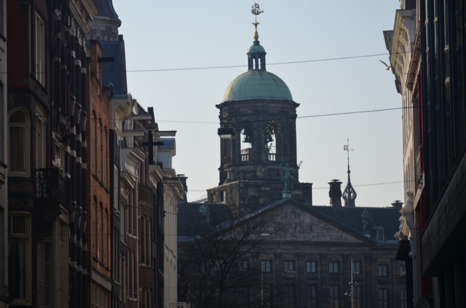 Zu den Amsterdam Sehenswürdigkeiten zählt auch der Dam mit dem Königspalast.
