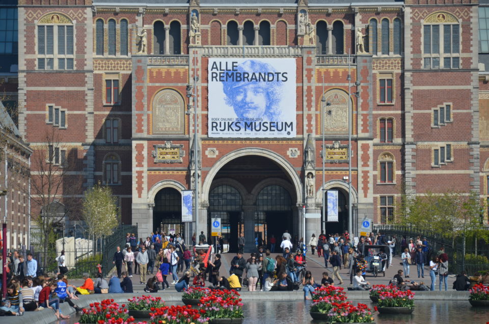 Eine der bekanntesten Amsterdam Sehenswürdigkeiten ist das Rijksmuseum.