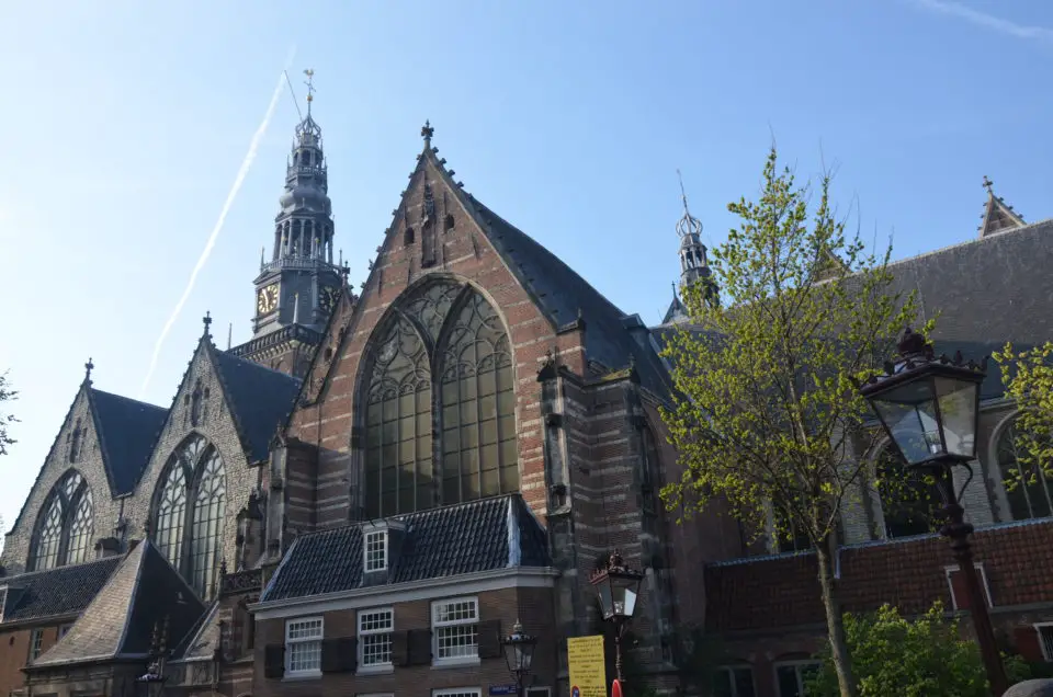 Dein Amsterdam Stadtrundgang sollte dich auch zur Oude Kerk im Rotlichtviertel führen.