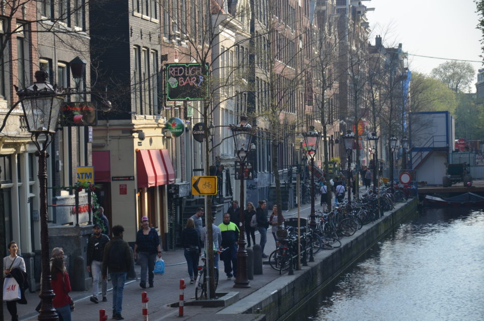 Zu den Amsterdam Sehenswürdigkeiten gehört natürlich auch das Rotlichtviertel.
