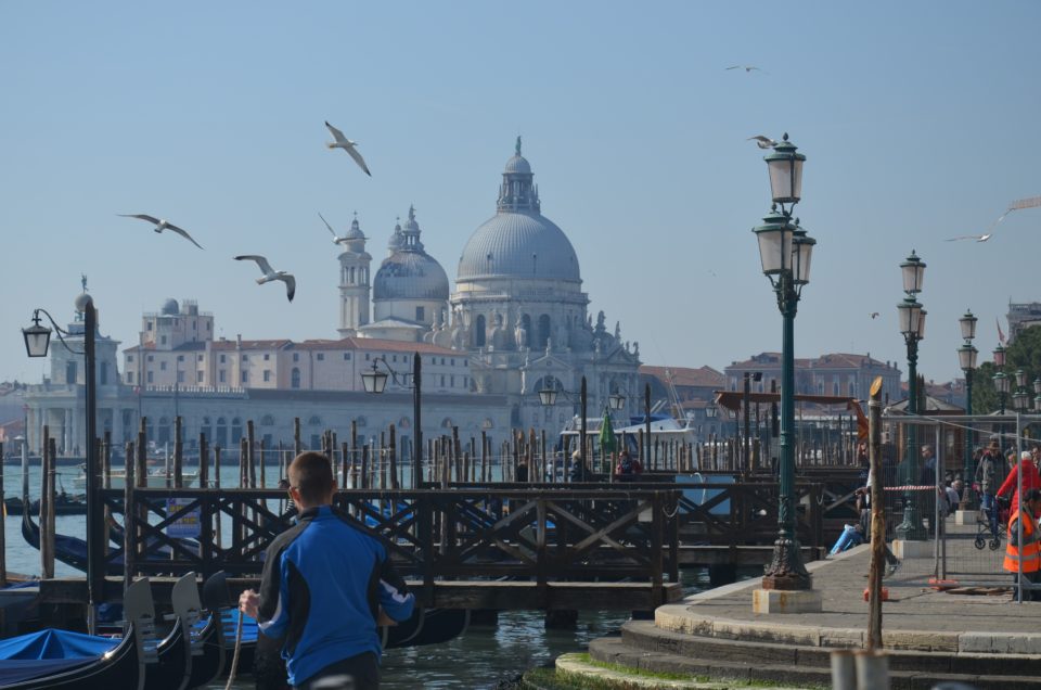 In meinen Venedig Übernachtungstipps nenne ich dir auch Unterkünfte in Dorsoduro rund um die Santa Maria della Salute.
