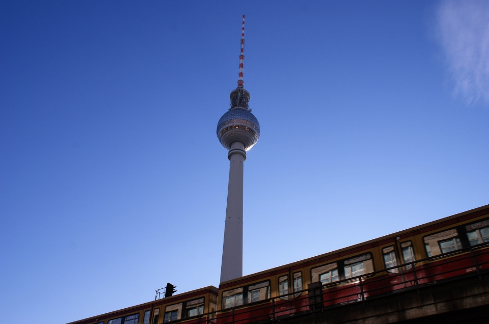 In meinen Berlin Hoteltipps gebe ich dir Infos zu guten Unterkünften rund um den Berliner Fernsehturm.