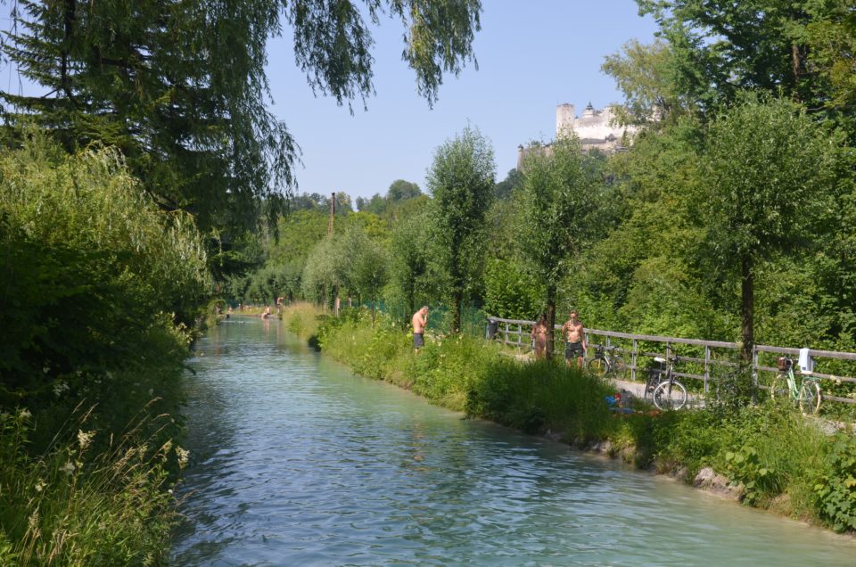 Zu den Salzburg Geheimtipps gehört für mich auch der Almkanal am Hans-Donnenberg-Park.