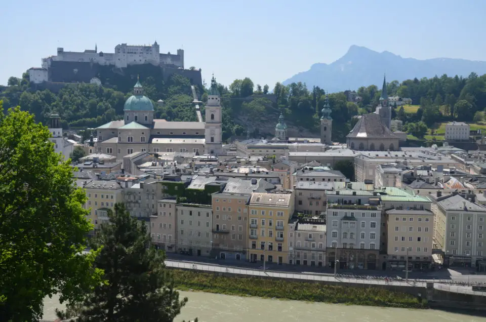In den Salzburg Sehenswürdigkeiten Rundgang solltest du auch den Ausblick vom Kapuzinerberg einbauen.