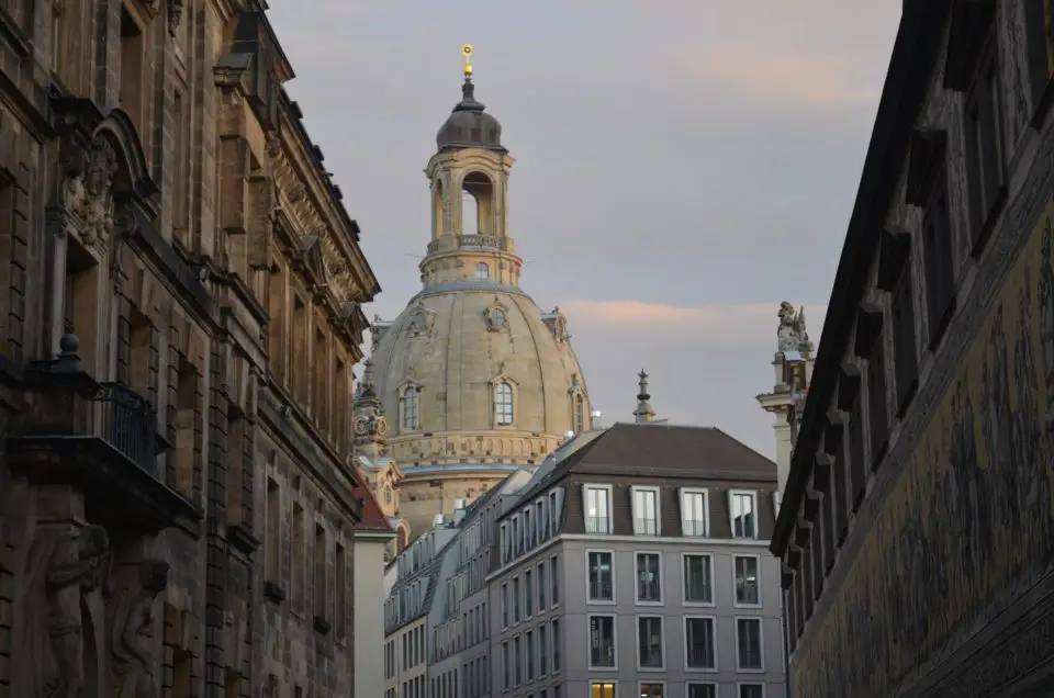 Die wichtigsten Dresden Reisetipps zur perfekten Erkundung der Stadt rund um die Frauenkirche findest du in diesem Artikel.