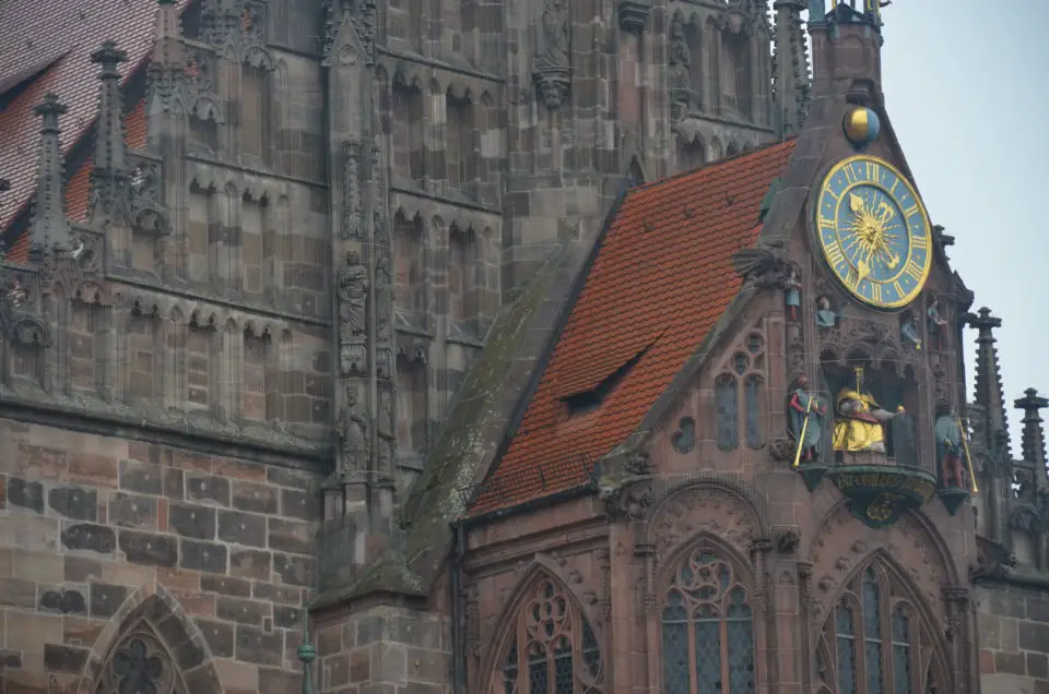 Eine der bekanntesten Nürnberg Sehenswürdigkeiten ist die Frauenkirche am Hauptmarkt.
