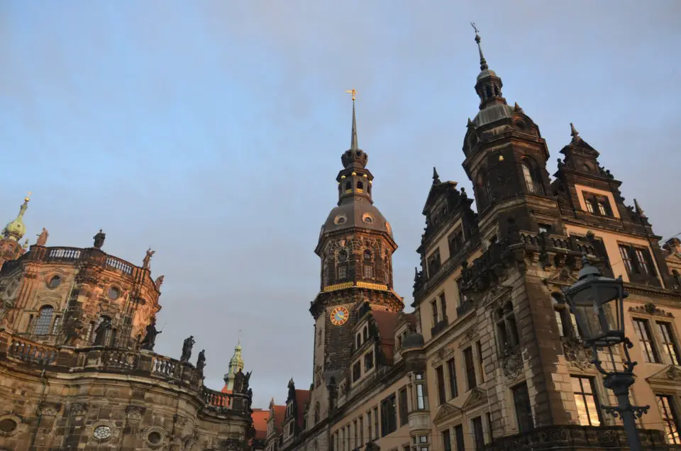 Zu Dresden Reisetipps gehören auch Hinweise zu den bekanntesten Sehenswürdigkeiten, zu denen Hofkirche und Residenz zählen.