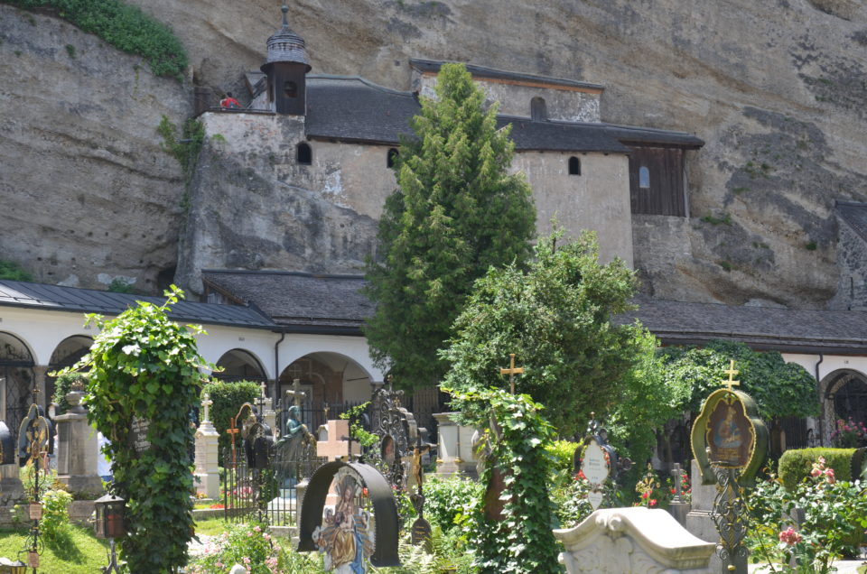 Zu den Salzburg Sehenswürdigkeiten zählt auch der Petersfriedhof mit den Katakomben.