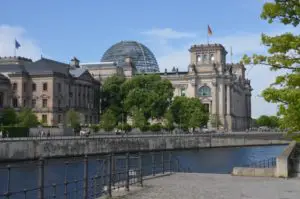 Berlin Hotel Tipps: Zum Übernachten in Berlin gebe ich dir hier Infos zu guten Unterkünften rund um den Reichstag.
