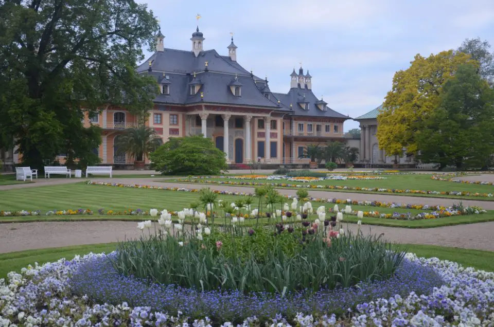 In einen der Dresden Insider Tipps bzw. Geheimtipps verwandelt sich das Schloss Pillnitz abends kurz vor Schließung des Parks.
