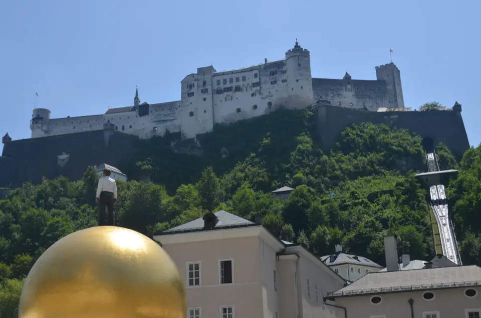 Zu meinen Favoriten unter den Salzburg Sehenswürdigkeiten gehört der Ausblick vom Kapitelplatz an der Sphaera vorbei zur Festung.