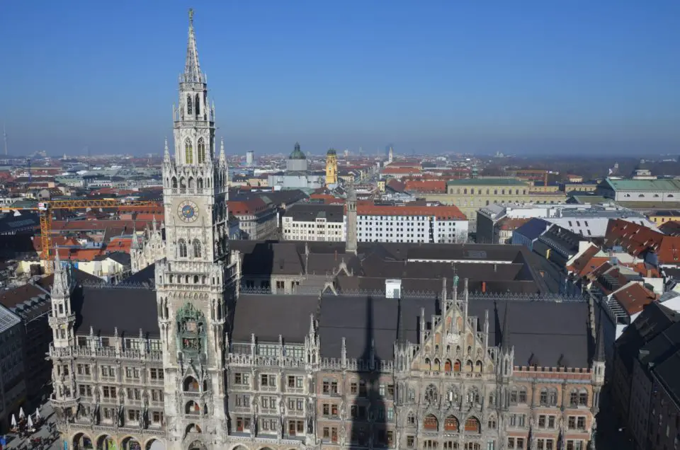 In meinen München Reisetipps erfährst du auch, wie du am besten nach München reisen kannst, um Marienplatz und Co. erkunden zu können.
