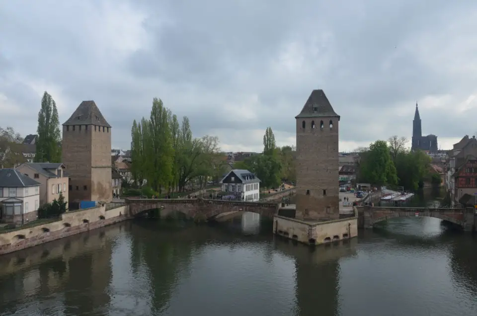 Wenn du Straßburg an einem Tag erkundest, solltest du auch einen Abstecher zur Barrage Vauban und den Ponts Couverts einplanen.