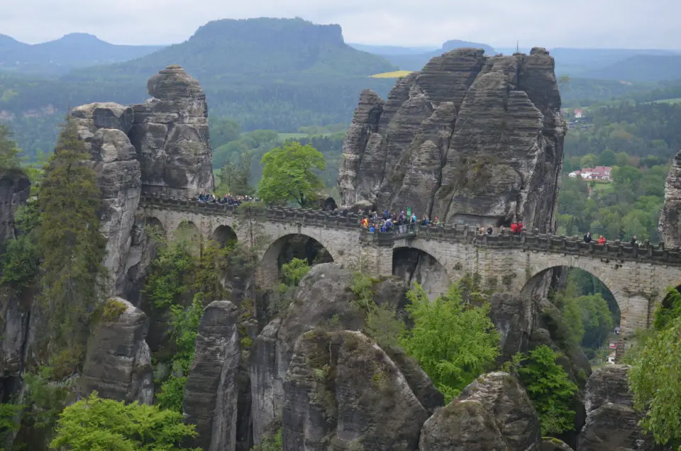 Tipps zu den Sächsische Schweiz Sehenswürdigkeiten wären unvollständig ohne Infos zur Wanderung zur Basteibrücke.