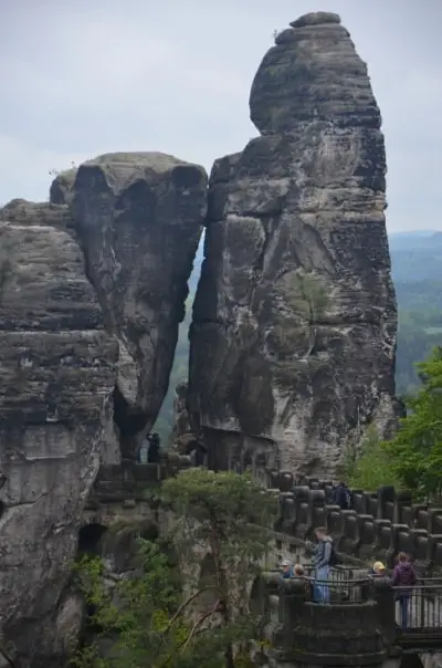 Zu den Sehenswürdigkeiten in der Sächsischen Schweiz gehört das Neurathener Felsentor.