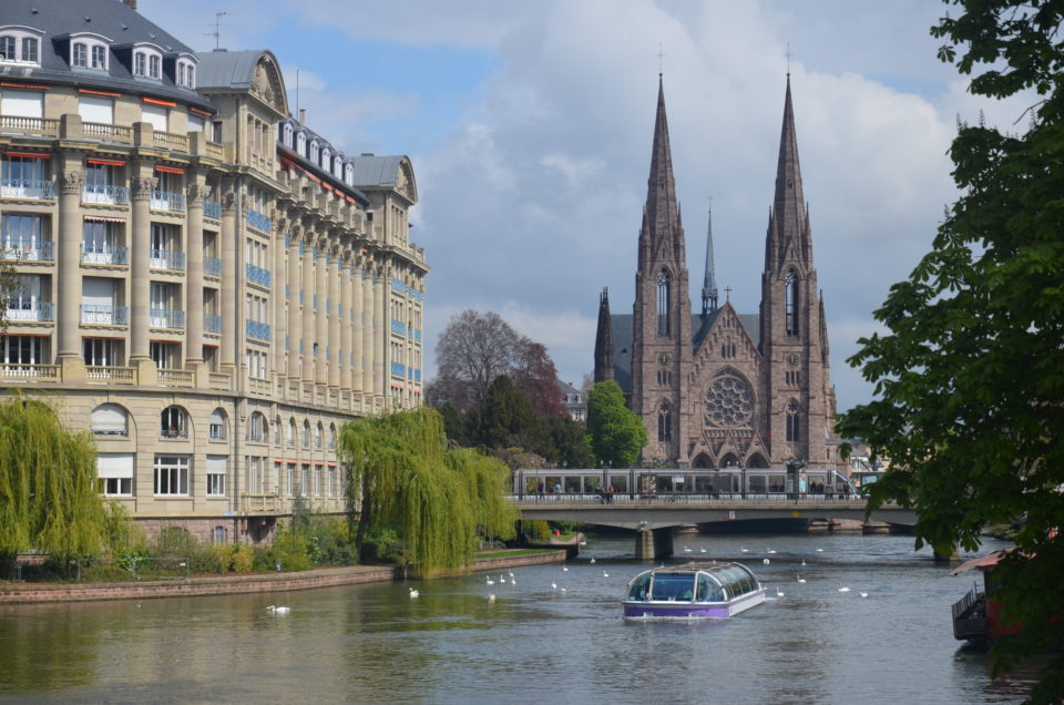 Zu Straßburg Tipps gehören auch Hinweise zu den beliebten Bootsfahrten, die auch an der Paulskirche vorbeiführen.