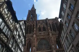Im Straßburg Sehenswürdigkeiten Stadtrundgang nenne ich dir Straßburg Tipps für eine perfekte Erkundung der Stadt rund um das Münster.